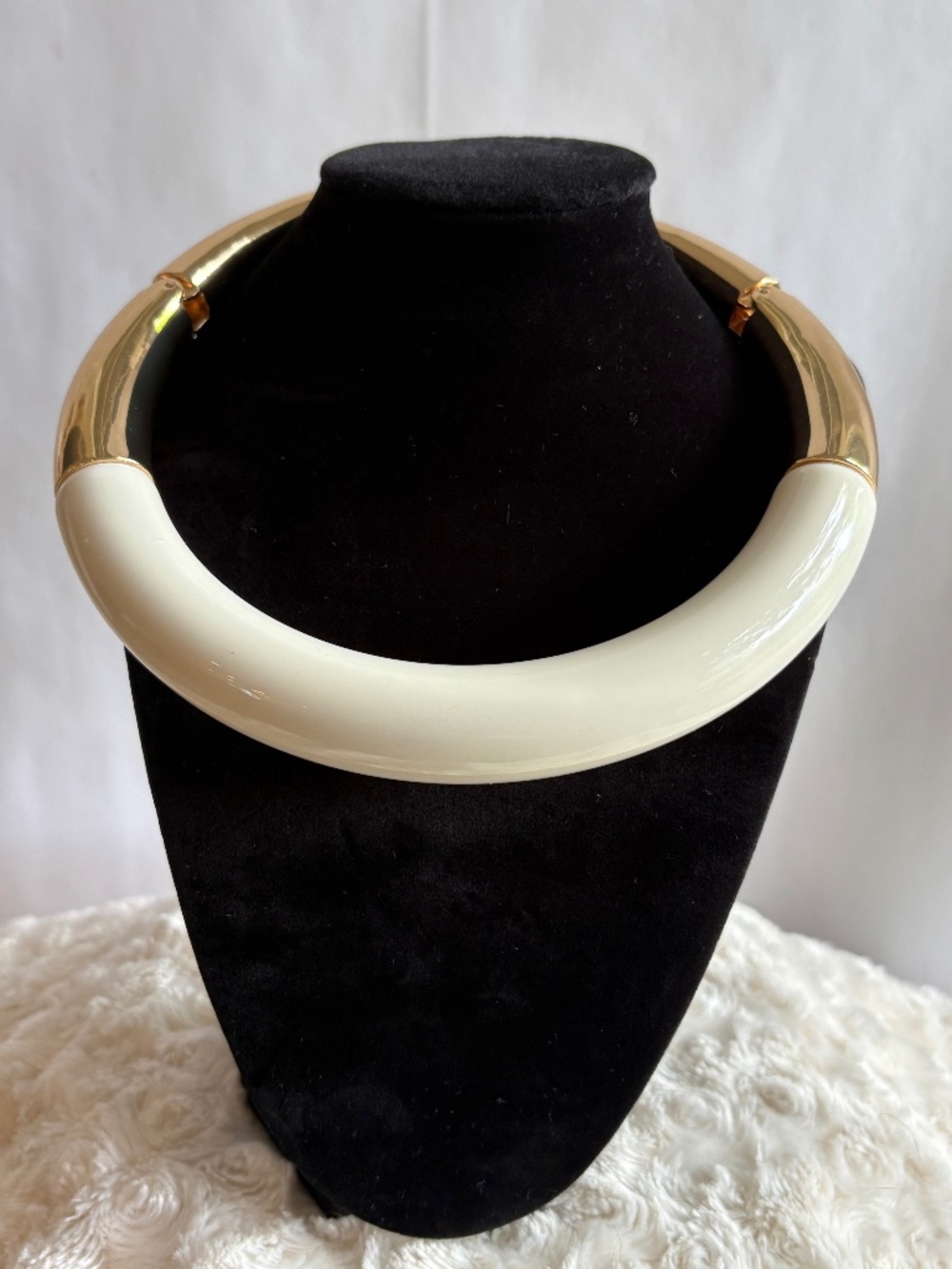 Chunky White & Gold Open Collar Spring Hinge Choker Necklace